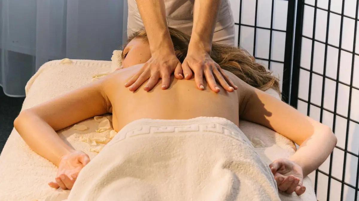 Relaxing Full-body Spa Massage Services in Andheri East, and all across Mumbai, with professional trained certified therapist