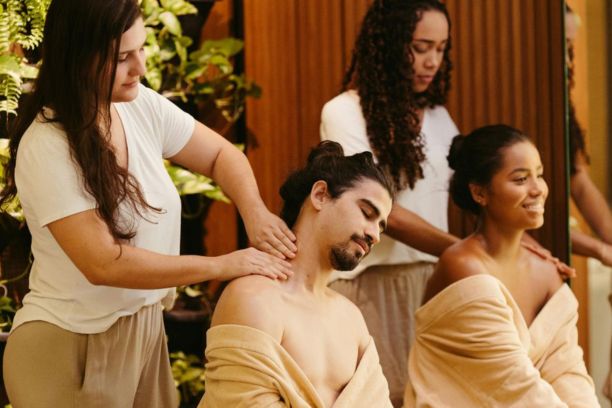 Full body massage services in Juhu, Bandra, Santacruz, Vile Parle, Khar, Nariman Point, Colaba or anywhere in Mumbai.