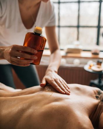 Home 4 Luxury full-body spa massage services, with certified therapists in Andheri East and all across Mumbai- Maharashtra