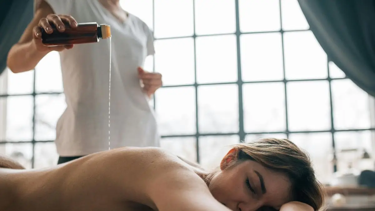 Hot Oil full-body spa massage services in Andheri East, and all across Mumbai