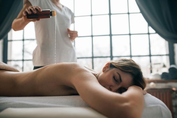 Hot Oil Massage in Andheri East, Best full body spa massage service near Andheri, Juhu, Bandra, Santacruz